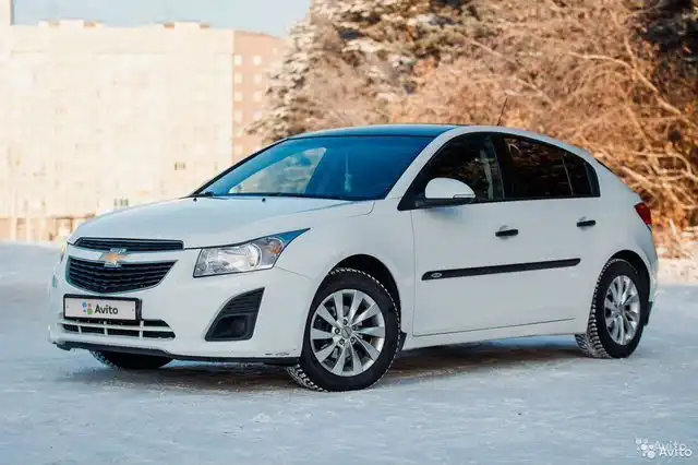 Фото автомобиля CHEVROLET CRUZE, 2013 — госномер Е024ОТ124. Цвет: Белый
