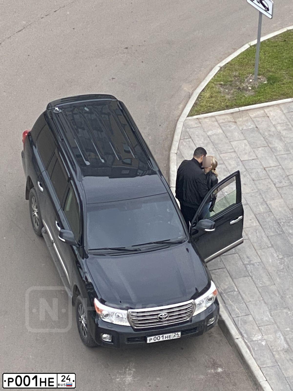Фото автомобиля AUDI A4, 2002 — госномер Р001НЕ24. Цвет: синий