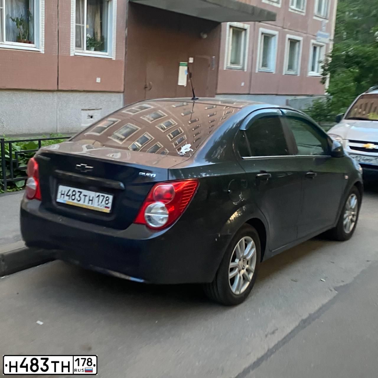 Фото автомобиля CHEVROLET AVEO, 2013 — госномер Н483ТН178. Цвет: ЧЕРНЫЙ