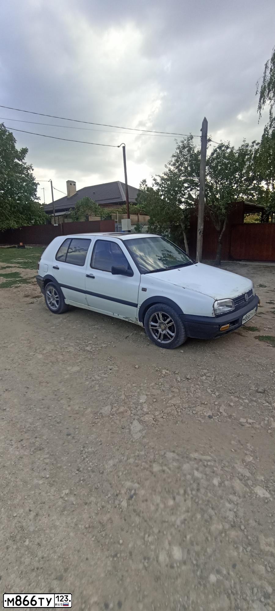 Фото автомобиля VOLKSWAGEN GOLF, 1994 — госномер М866ТУ123. Цвет: Белый