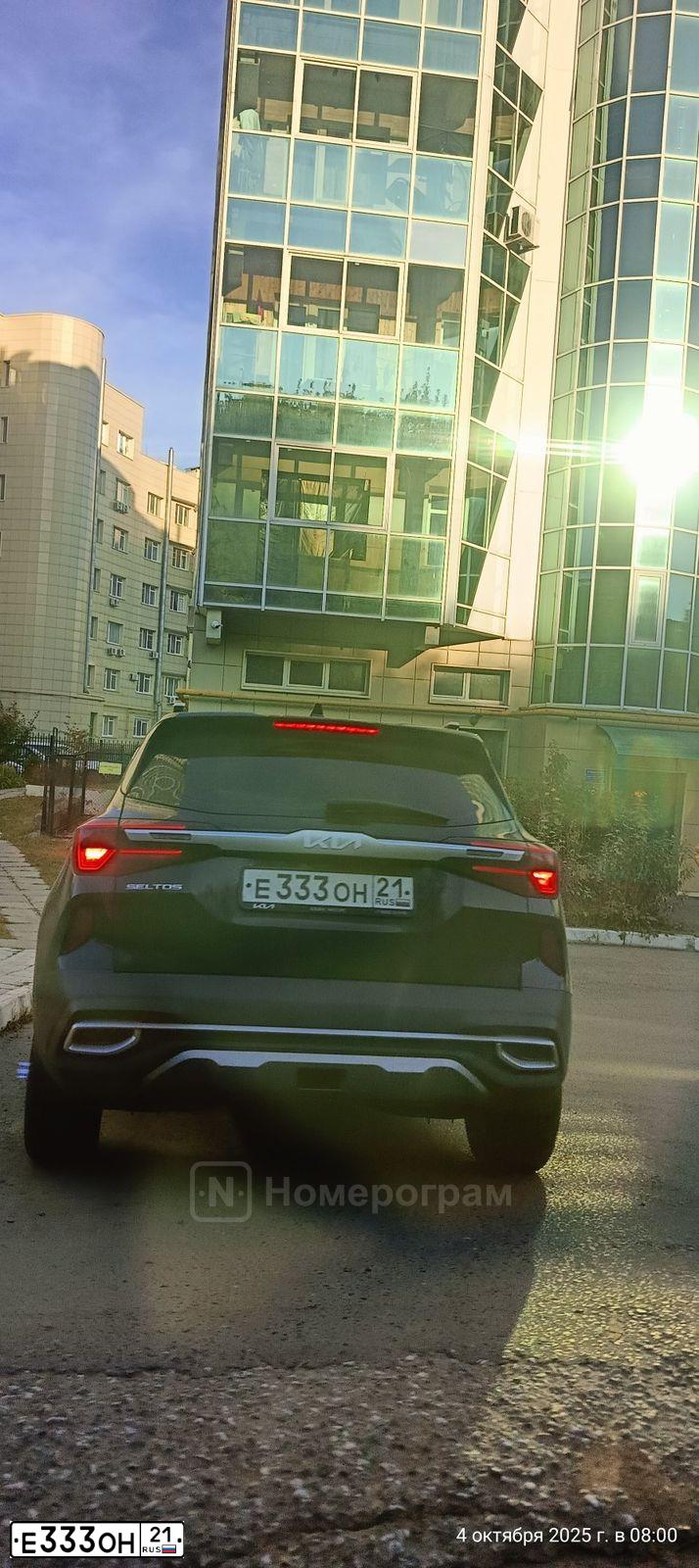 Фото автомобиля RENAULT SANDERO, 2014 — госномер Е333ОН21. Цвет: СВЕТЛО-СИНИЙ