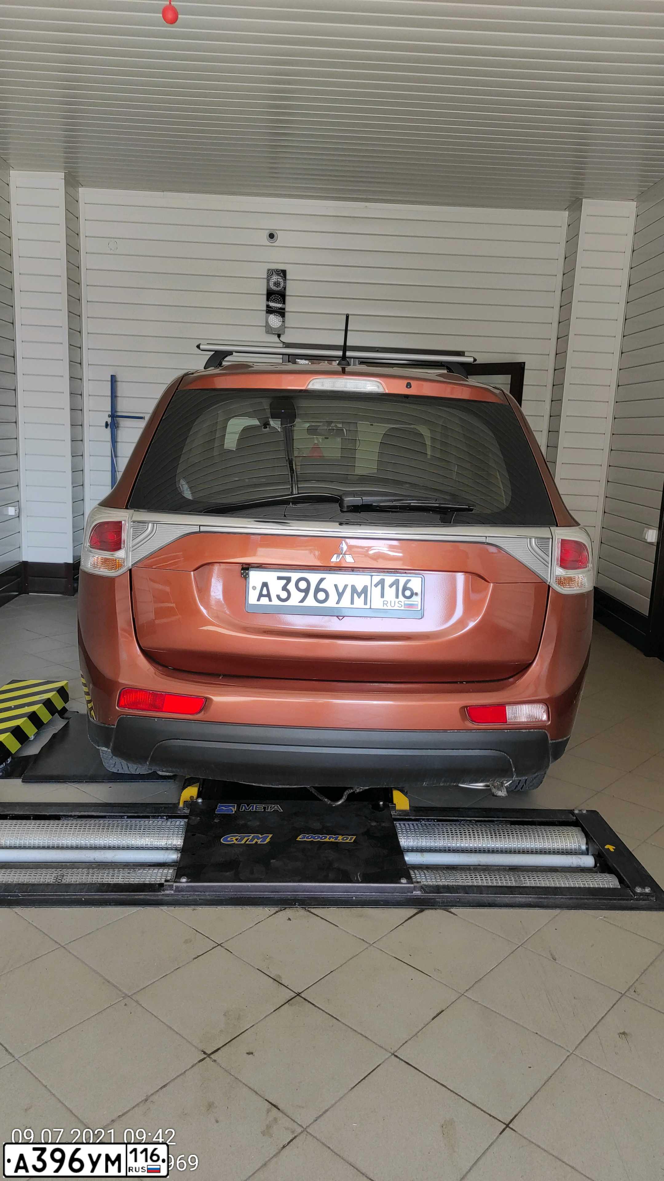 Фото автомобиля MITSUBISHI OUTLANDER, 2012 — госномер А396УМ116. Цвет: Коричневый