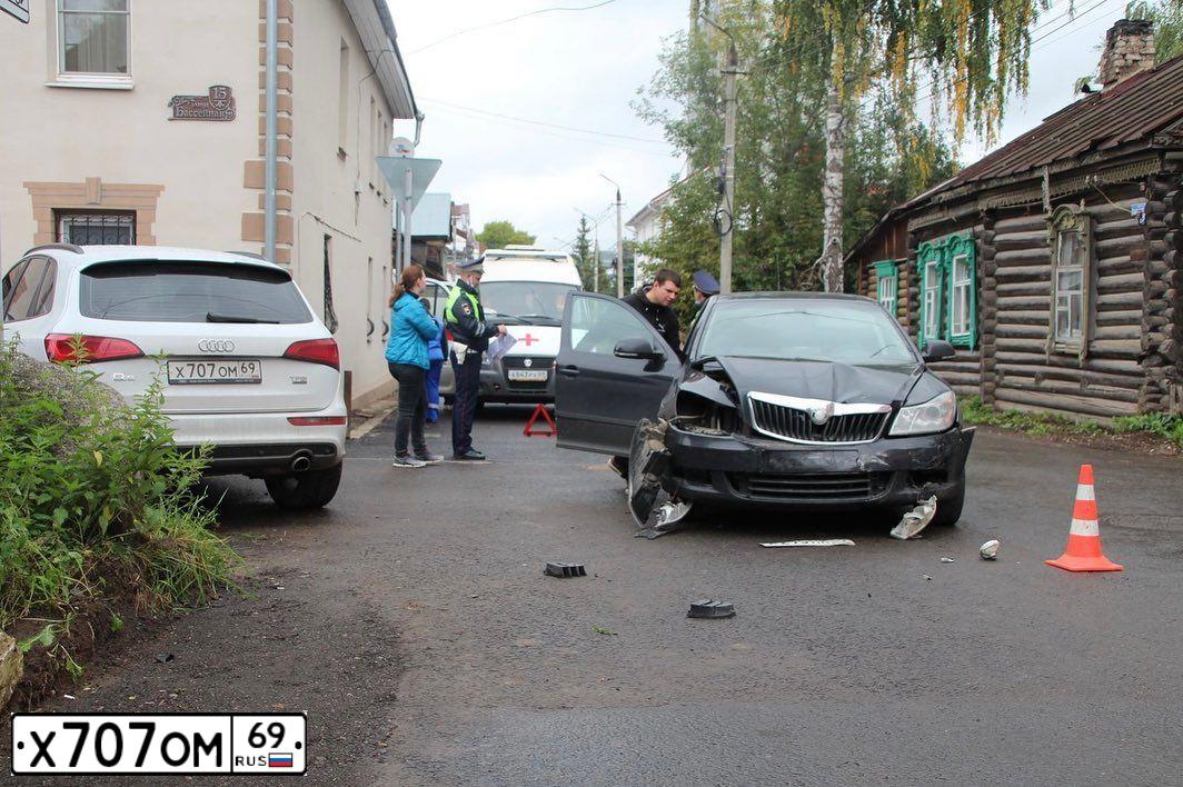 Фото автомобиля VOLKSWAGEN TIGUAN, 2011 — госномер Х707ОМ69. Цвет: ЧЕРНЫЙ