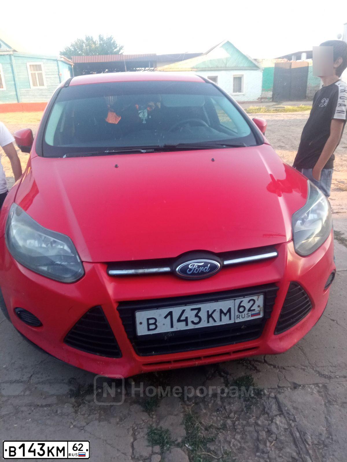 Фото автомобиля FORD FOCUS, 2013 — госномер Т533НХ30. Цвет: КРАСНЫЙ