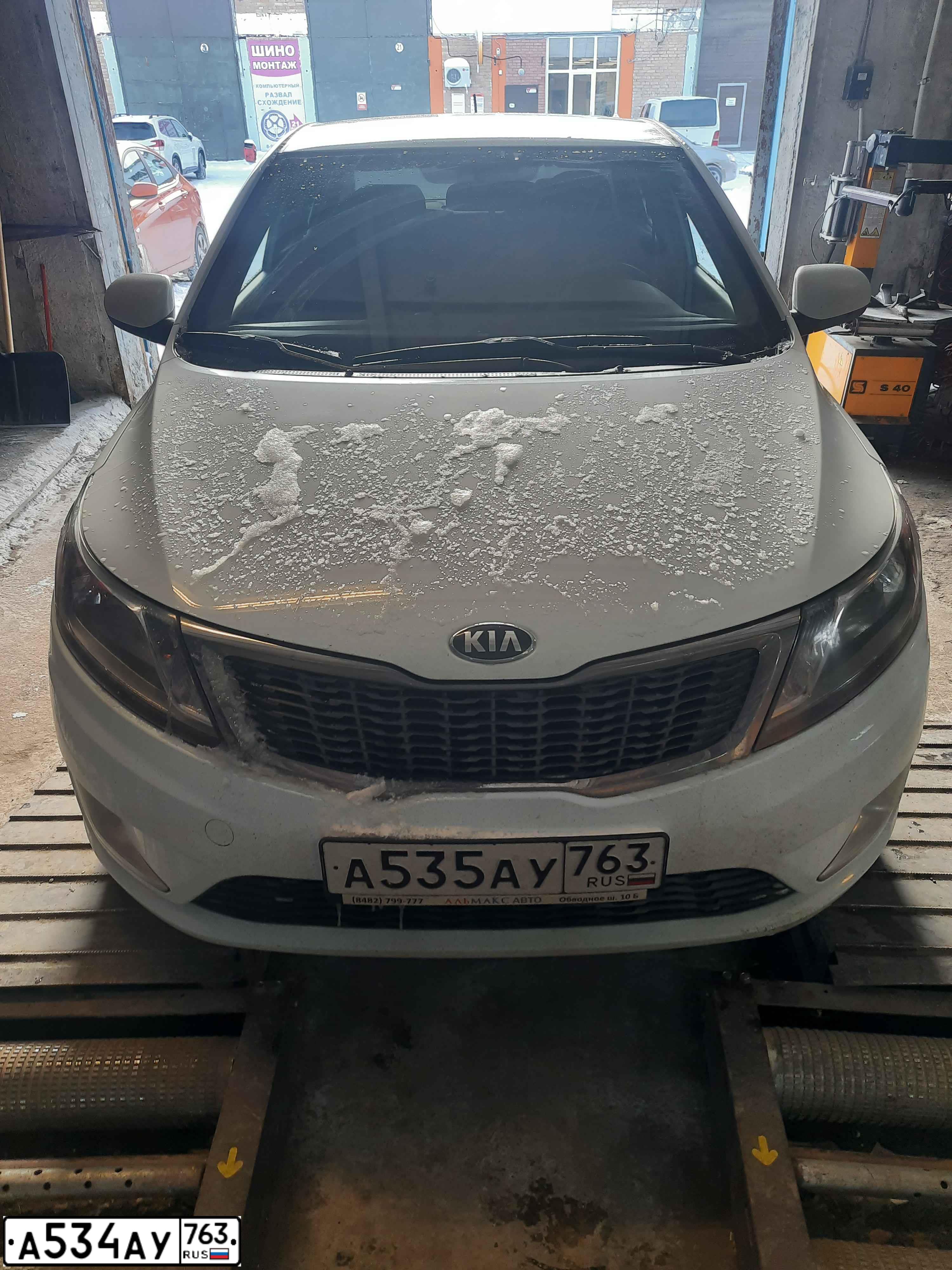 Фото автомобиля KIA RIO, 2014 — госномер М800МХ163. Цвет: Белый