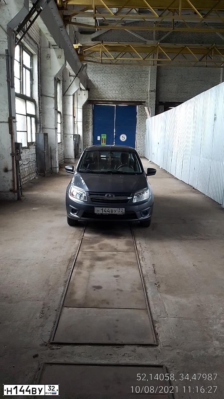 Фото автомобиля LADA 2190 GRANTA, 2016 — госномер Н144ВУ32. Цвет: серебристо-темно-серый