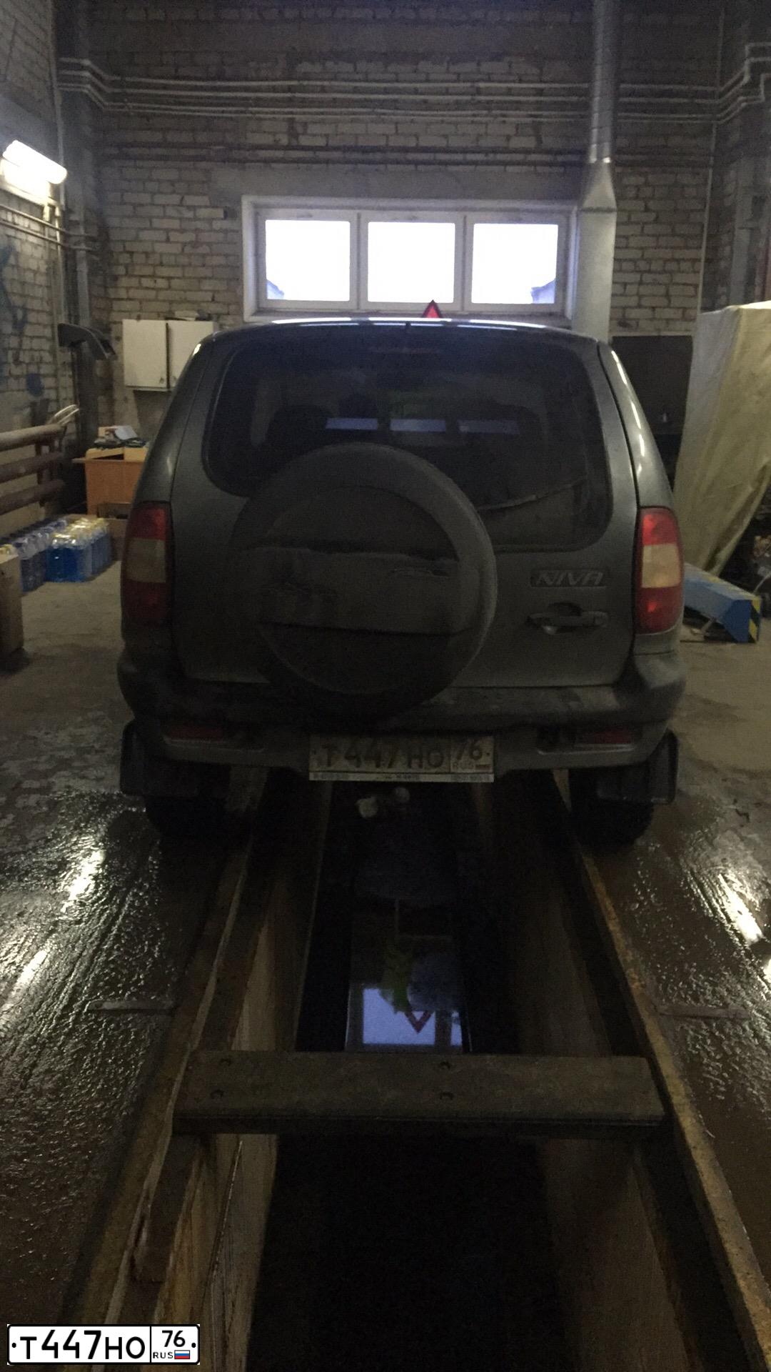 Фото автомобиля CHEVROLET NIVA, 2007 — госномер Т447НО76. Цвет: СЕРЫЙ