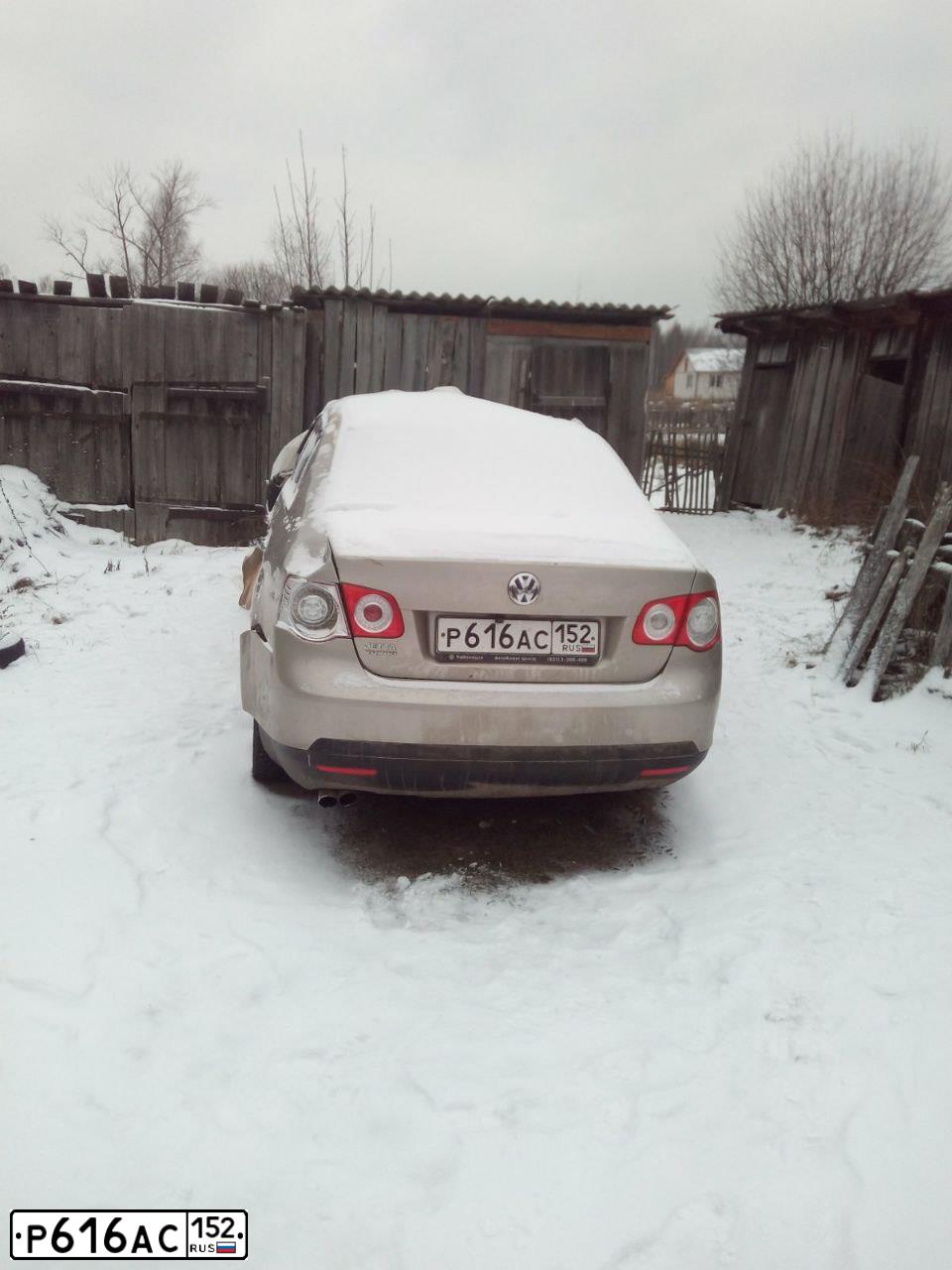 Фото автомобиля VOLKSWAGEN JETTA, 2008 — госномер Е383ОХ43. Цвет: БЕЖЕВЫЙ