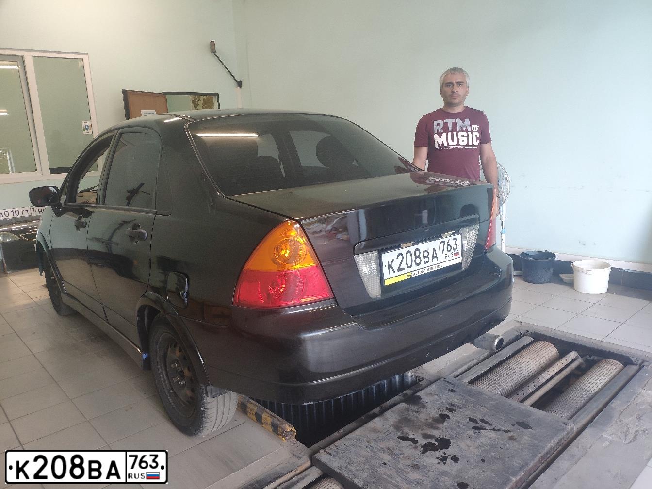 Фото автомобиля SUZUKI AERIO, 2003 — госномер К208ВА763. Цвет: ЧЕРНЫЙ