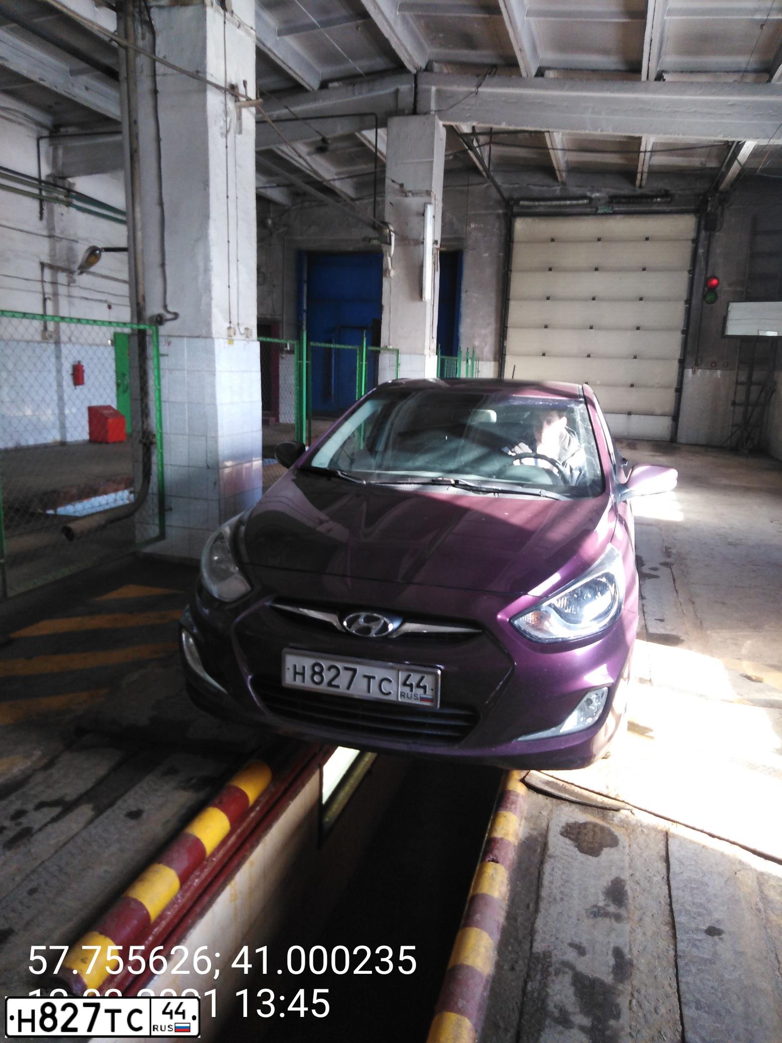 Фото автомобиля HYUNDAI SOLARIS, 2012 — госномер Н827ТС44. Цвет: ФИОЛЕТОВЫЙ