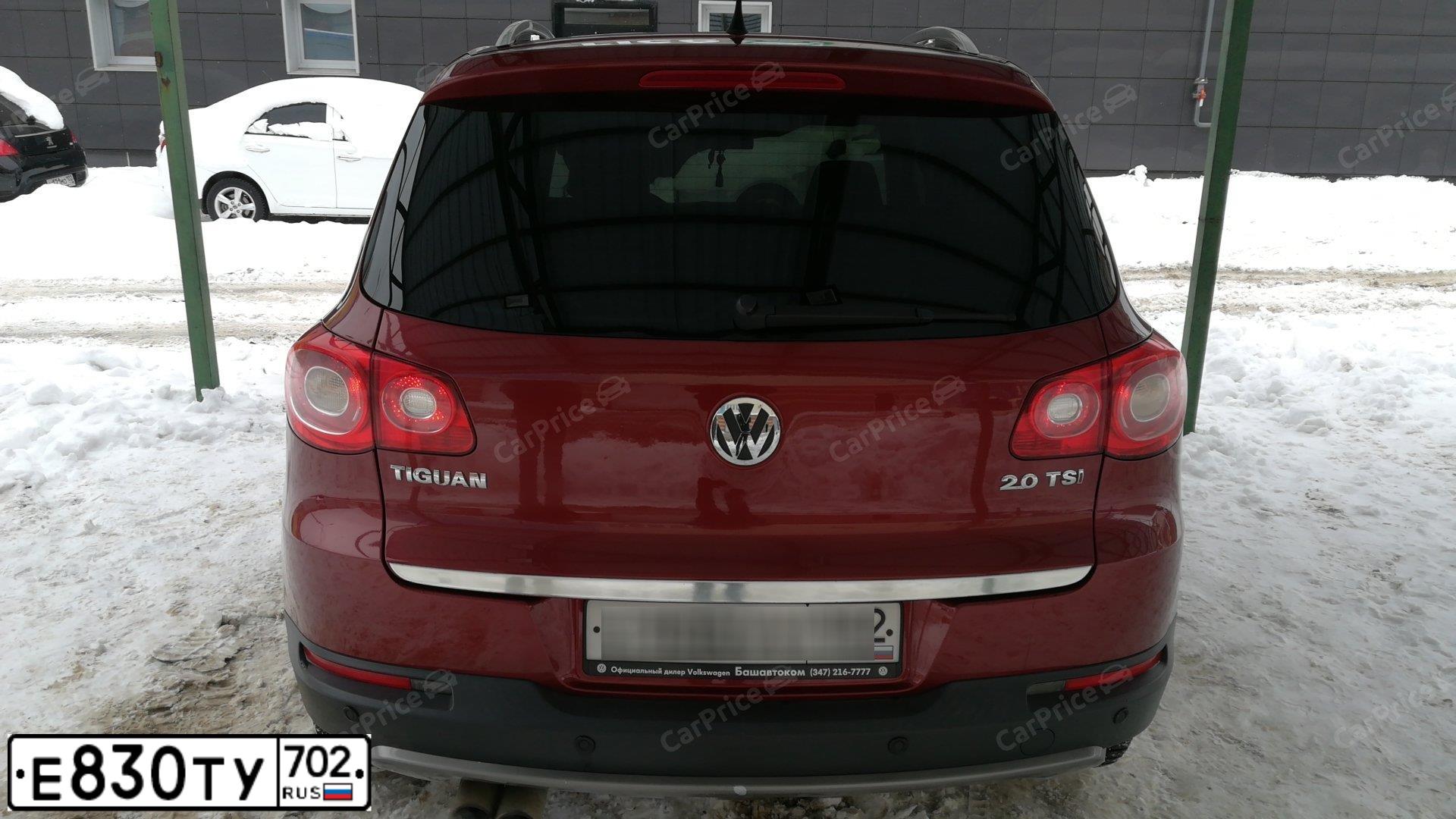 Фото автомобиля VOLKSWAGEN TIGUAN, 2009 — госномер М826ТУ702. Цвет: ВИШНЕВО-КРАСНЫЙ