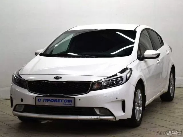Фото автомобиля KIA CERATO, 2018 — госномер М098КК186. Цвет: Белый