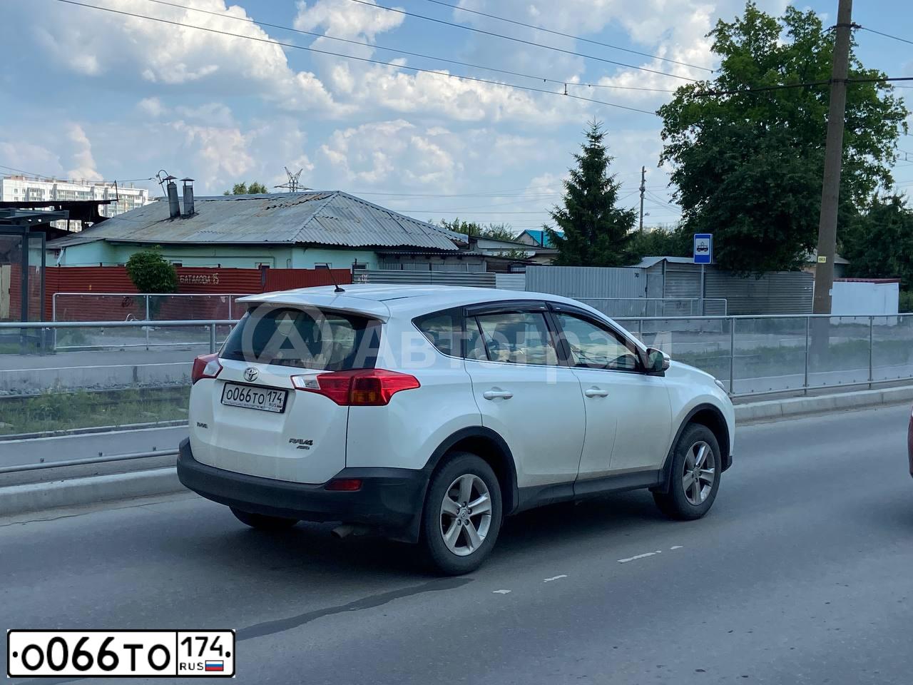 Фото автомобиля TOYOTA RAV4, 2013 — госномер О066ТО174. Цвет: Белый