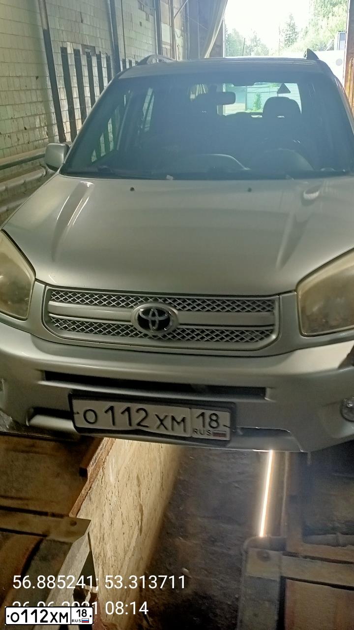 Фото автомобиля TOYOTA RAV4, 2005 — госномер О112ХМ18. Цвет: СВЕТЛО-СЕРЕБ.МЕТАЛ