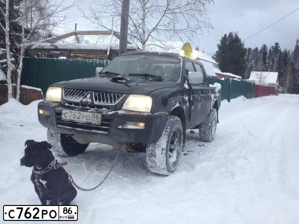 Фото автомобиля MITSUBISHI L 200, 2006 — госномер С762РО86. Цвет: ЗЕЛЕНЫЙ