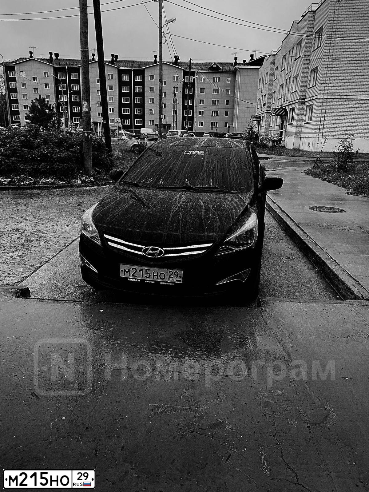 Фото автомобиля HYUNDAI SOLARIS, 2015 — госномер М215НО29. Цвет: ЧЕРНЫЙ