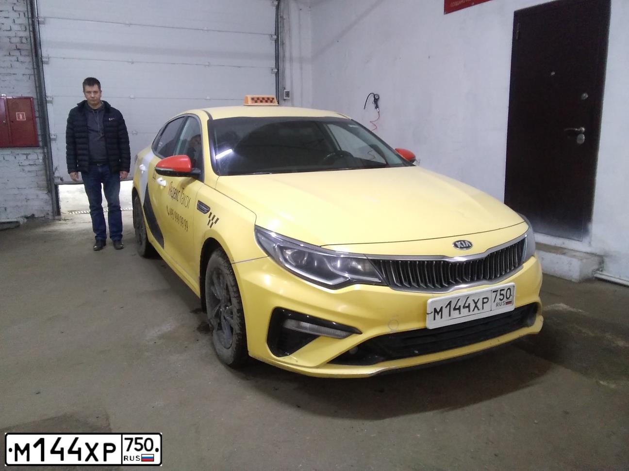 Фото автомобиля KIA MAGENTIS / OPTIMA, 2019 — госномер М144ХР750. Цвет: ЖЕЛТЫЙ