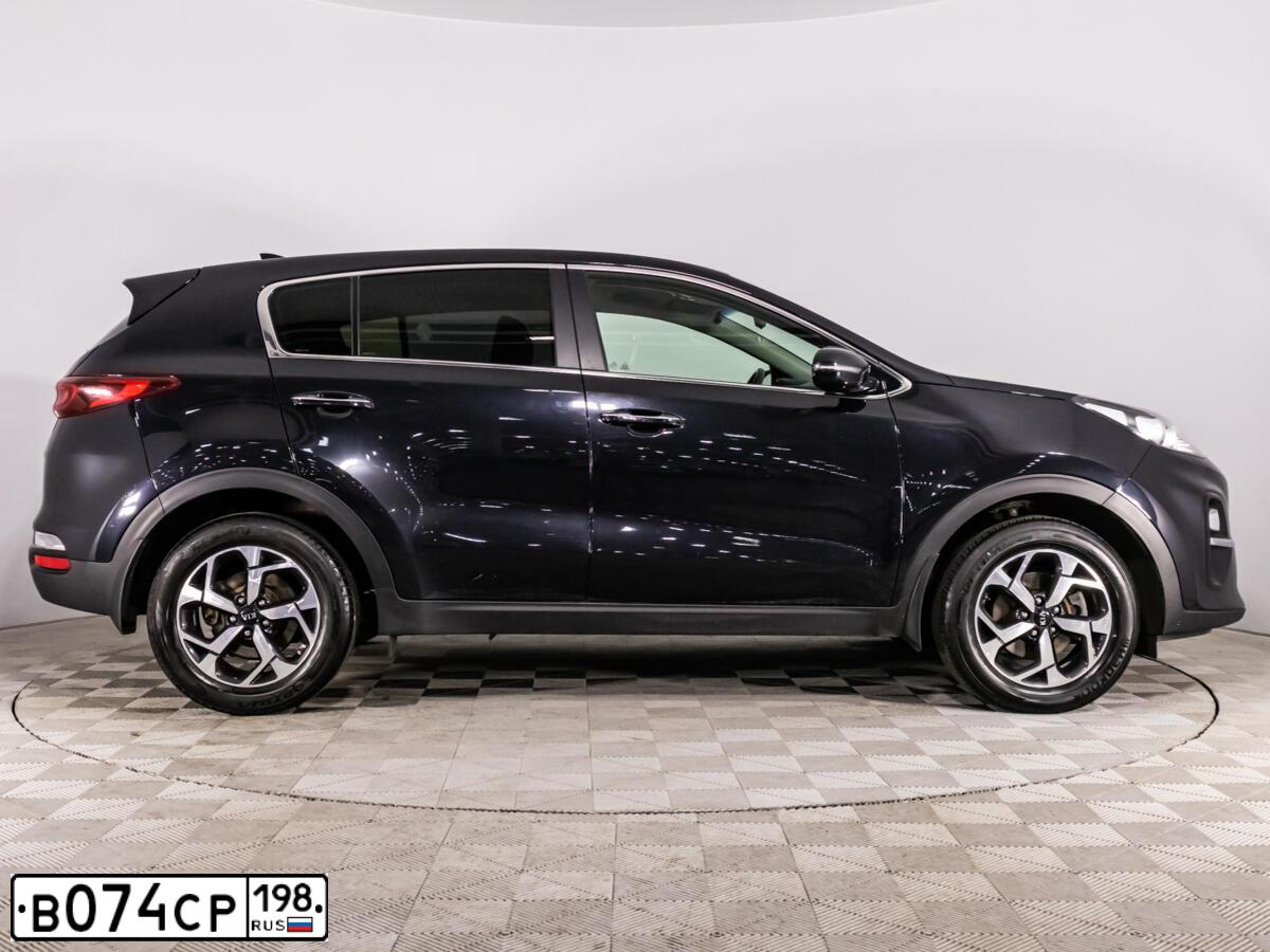Фото автомобиля KIA SPORTAGE, 2019 — госномер Е033НЕ198. Цвет: ЧЕРНЫЙ ПЕРЛАМУТР