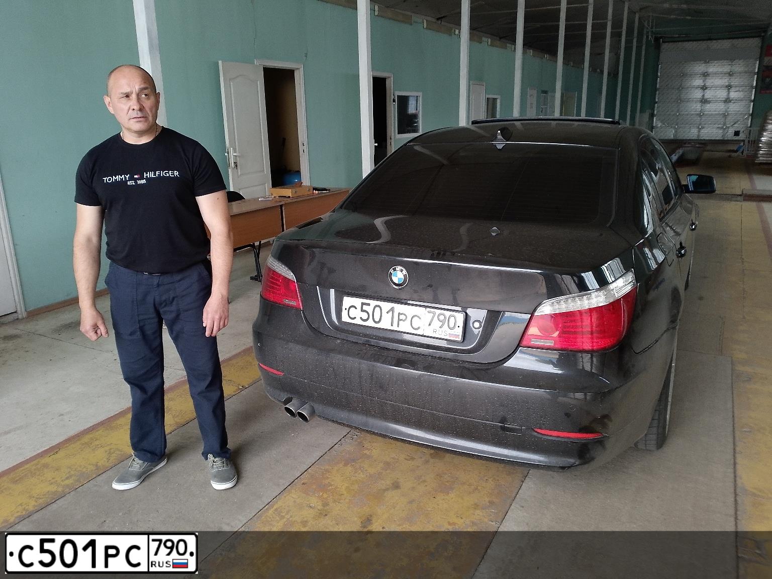 Фото автомобиля BMW SERIE 5, 2008 — госномер М822НТ199. Цвет: ЧЕРНЫЙ