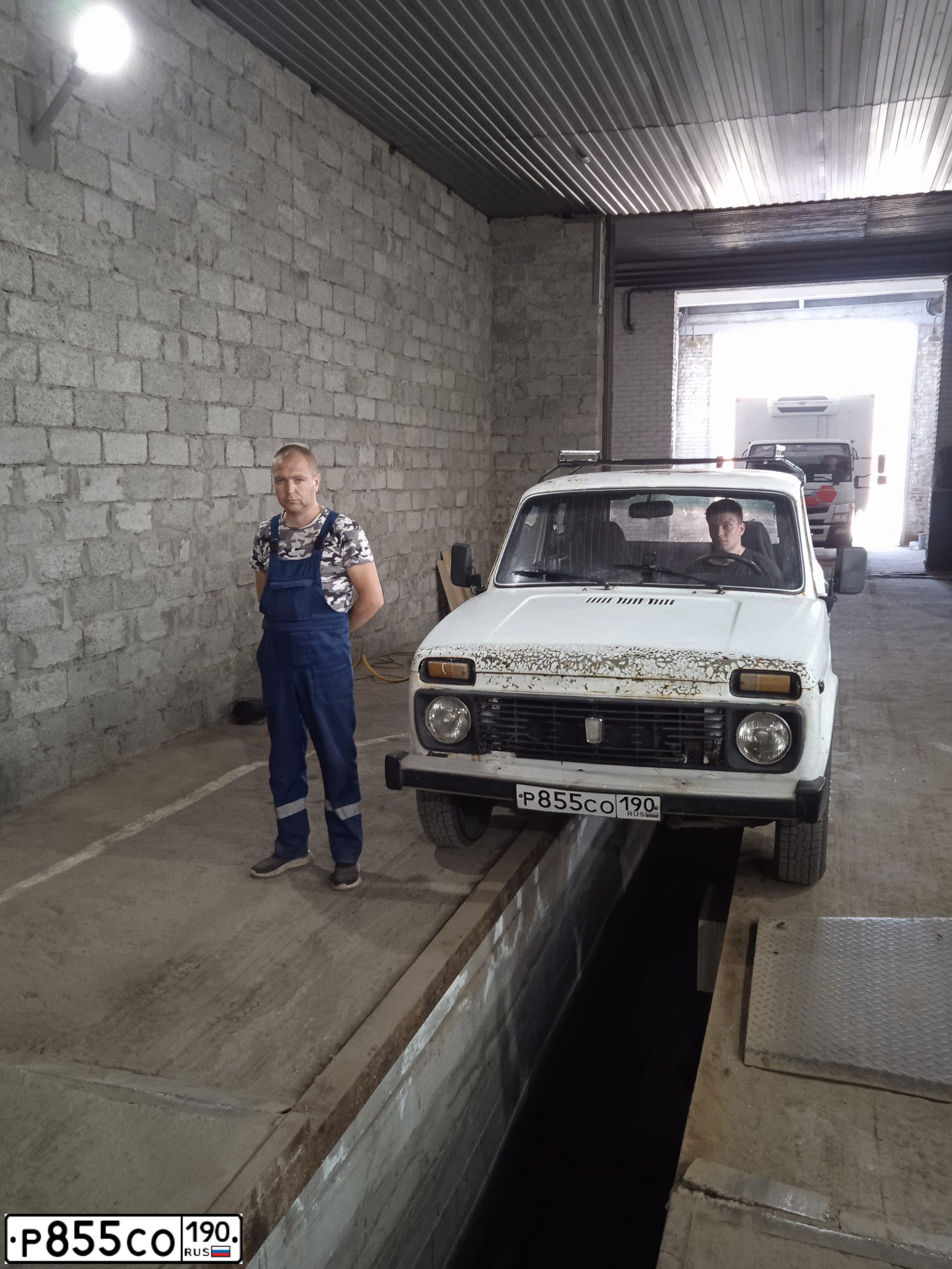 Фото автомобиля LADA 2121 NIVA, 1991 — госномер Р855СО190. Цвет: ЧЕРНЫЙ
