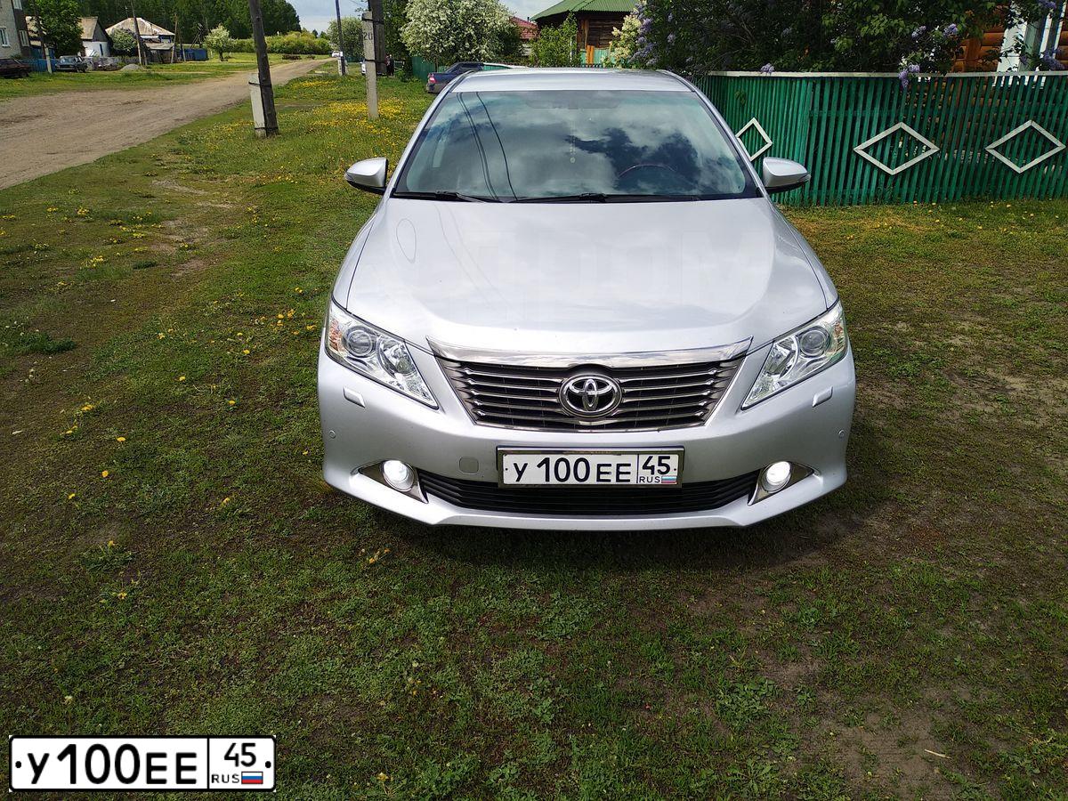 Фото автомобиля TOYOTA CAMRY, 2011 — госномер А028СУ702. Цвет: СЕРЕБРИСТЫЙ