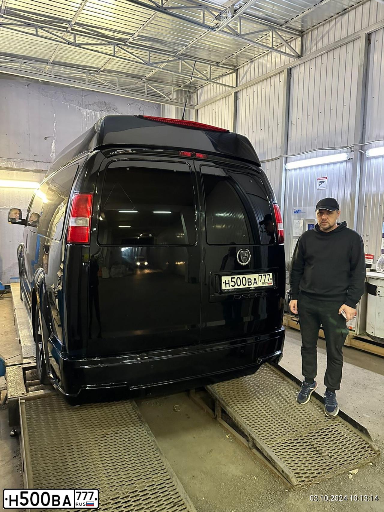 Фото автомобиля CHEVROLET EXPRESS VAN, 2009 — госномер А001АА40. Цвет: ЧЕРНЫЙ