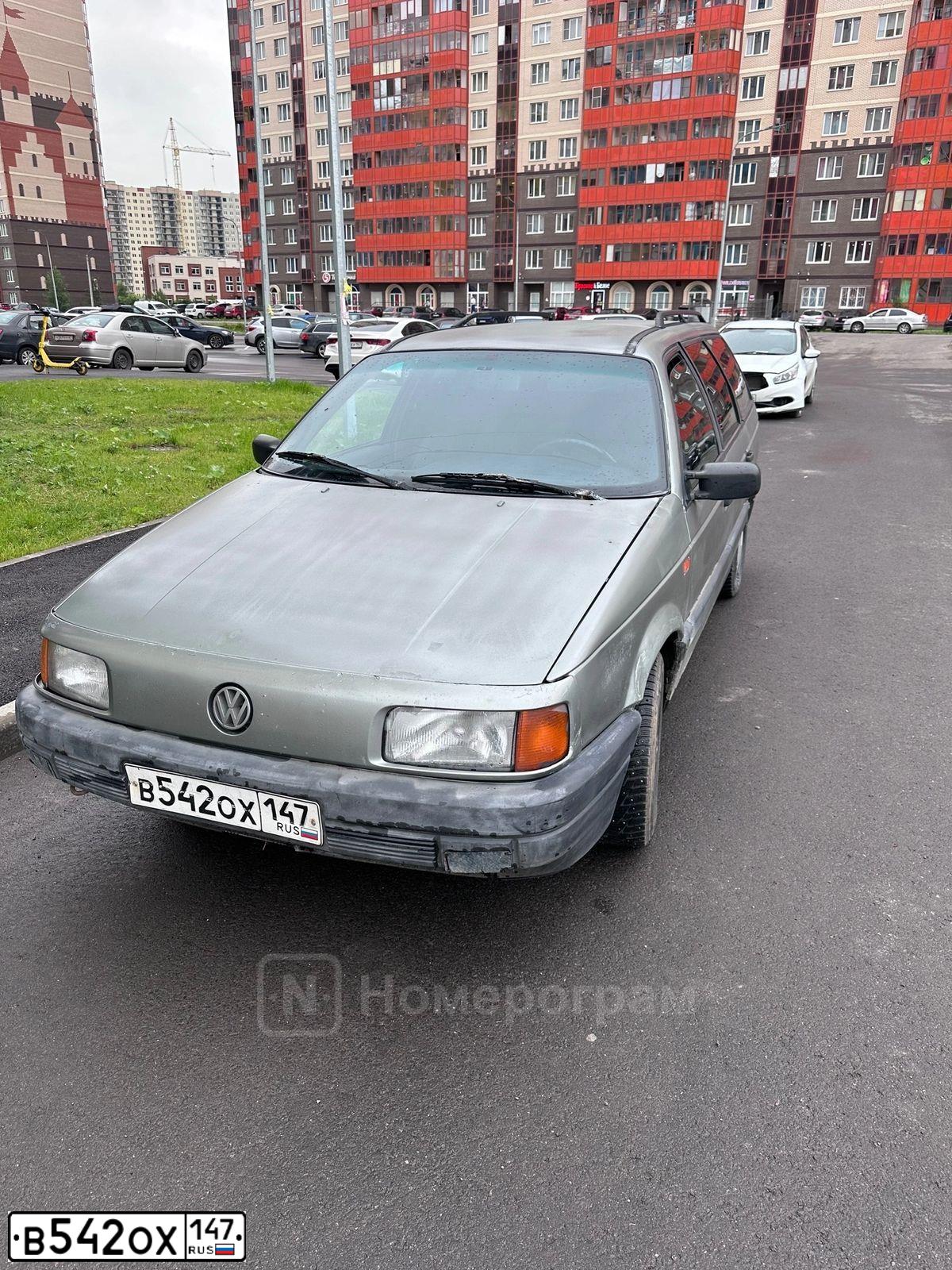 Фото автомобиля VOLKSWAGEN PASSAT, 1990 — госномер В542ОХ147. Цвет: СЕРЕБРИСТЫЙ