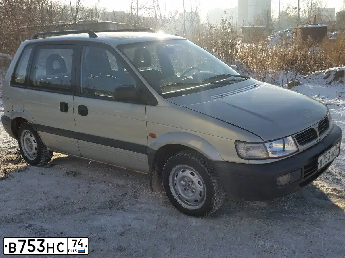 Фото автомобиля MITSUBISHI SPACE RUNNER, 1994 — госномер О183УВ174. Цвет: СВЕТЛО-СЕРЫЙ