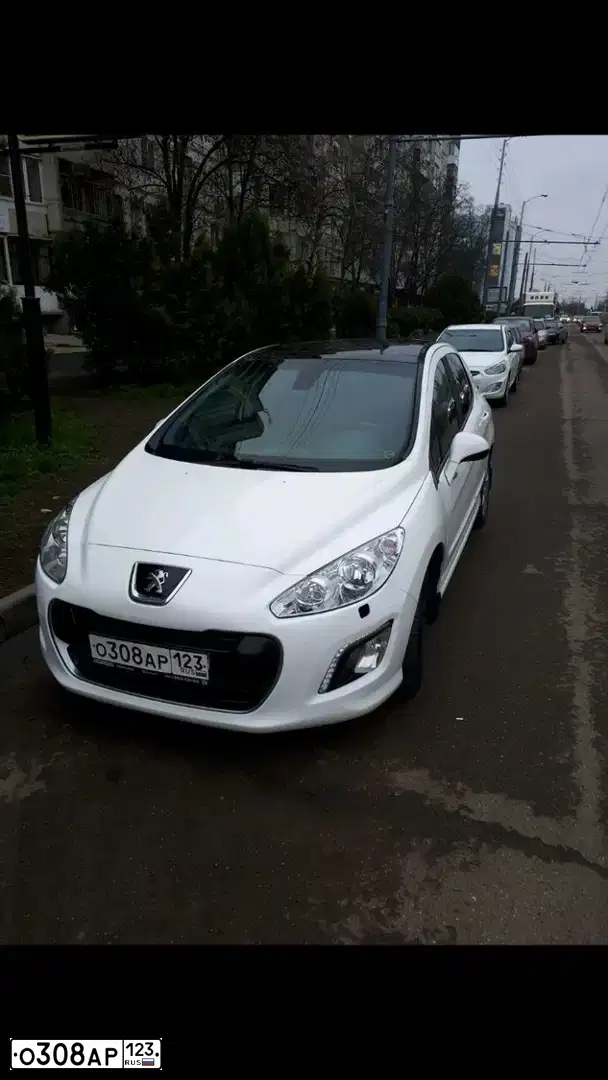 Фото автомобиля PEUGEOT 308, 2011 — госномер О308АР123. Цвет: БЕЛЫЙ