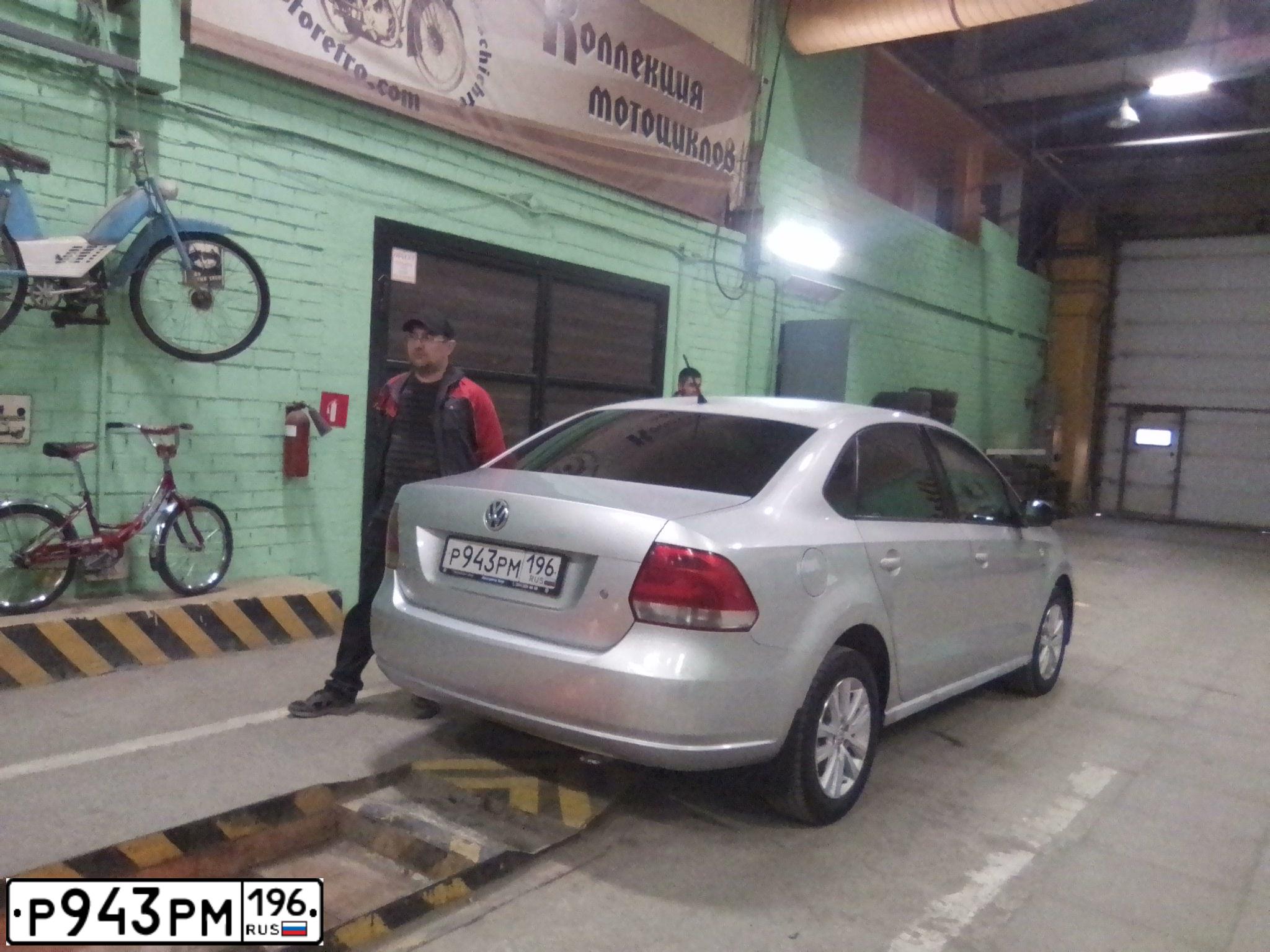 Фото автомобиля VOLKSWAGEN POLO, 2013 — госномер У174МР174. Цвет: Серебристый
