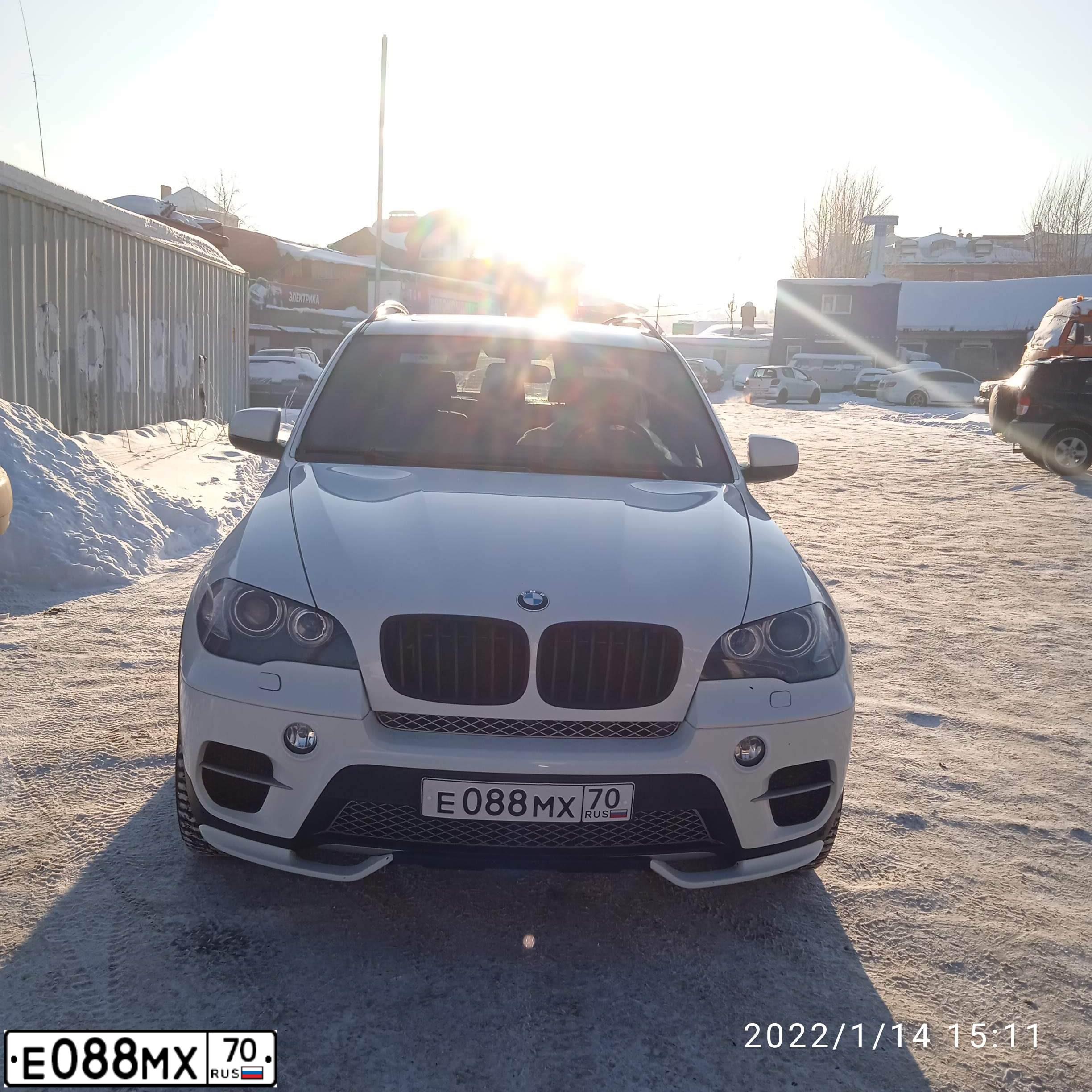 Фото автомобиля BMW X5, 2011 — госномер Е088МХ70. Цвет: Белый