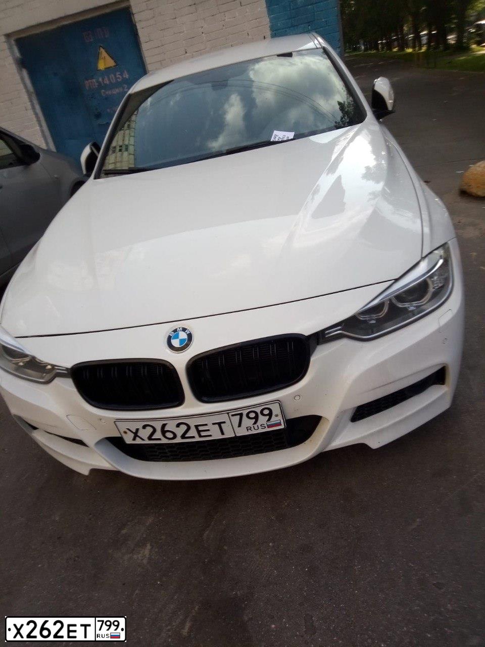 Фото автомобиля BMW SERIE 3, 2014 — госномер Х262ЕТ799. Цвет: Белый
