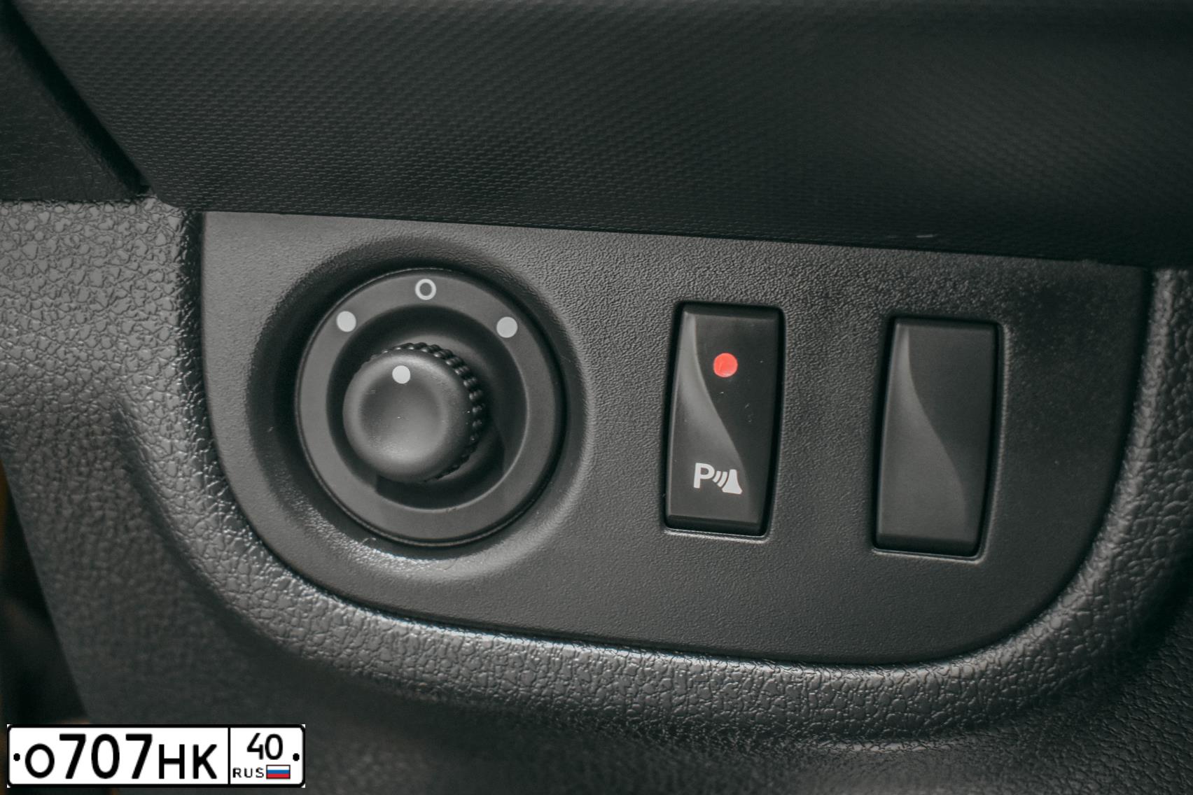 Фото автомобиля RENAULT SANDERO, 2018 — госномер О707НК40. Цвет: ЗОЛОТИСТО-ЗЕЛЕНЫЙ