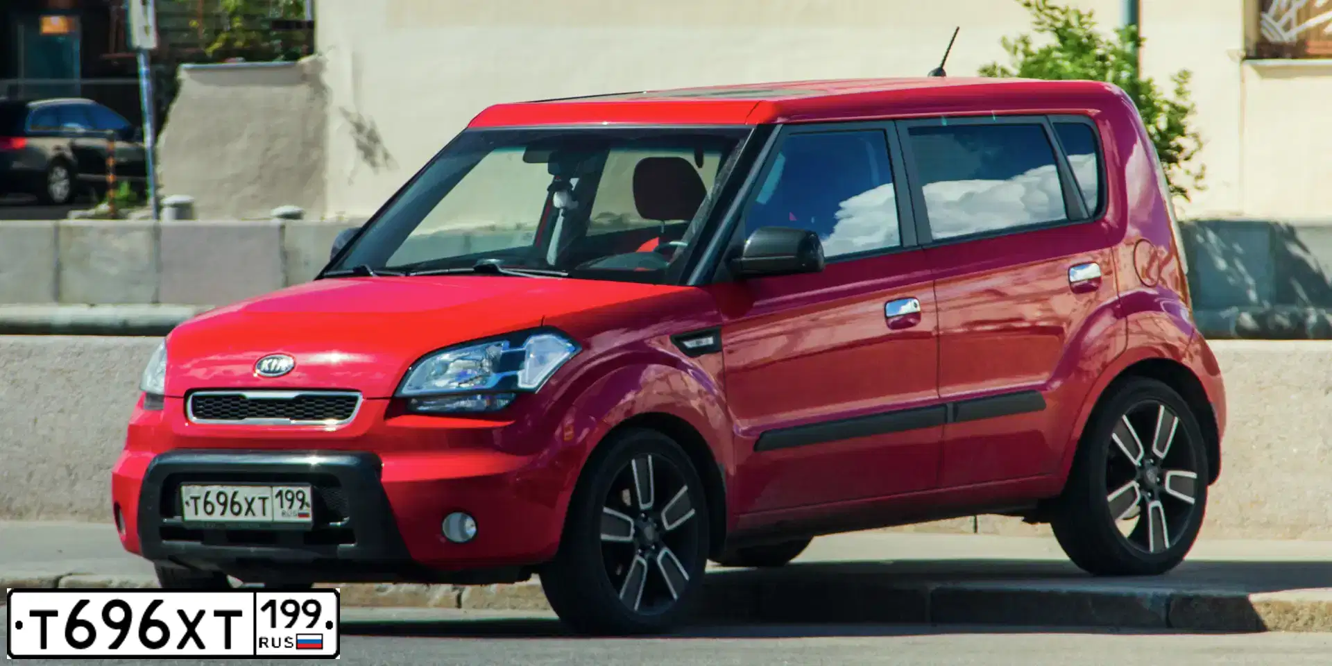 Фото автомобиля KIA SOUL, 2010 — госномер У245ВУ550. Цвет: Красный
