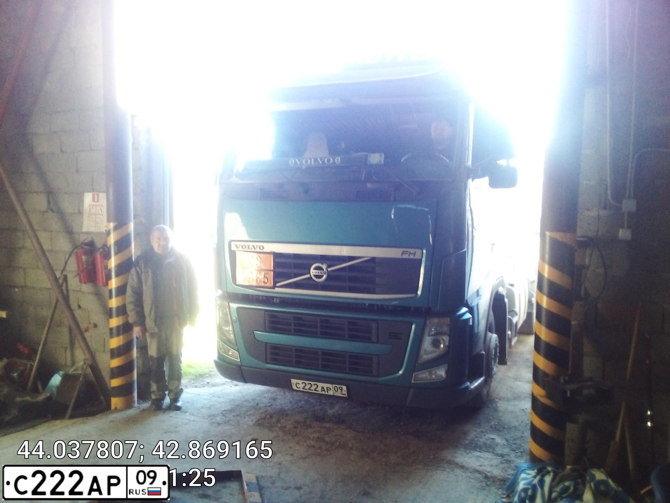 Фото автомобиля VOLVO SERIE FH /4X2/, 2014 — госномер С222АР09. Цвет: сине-зеленый