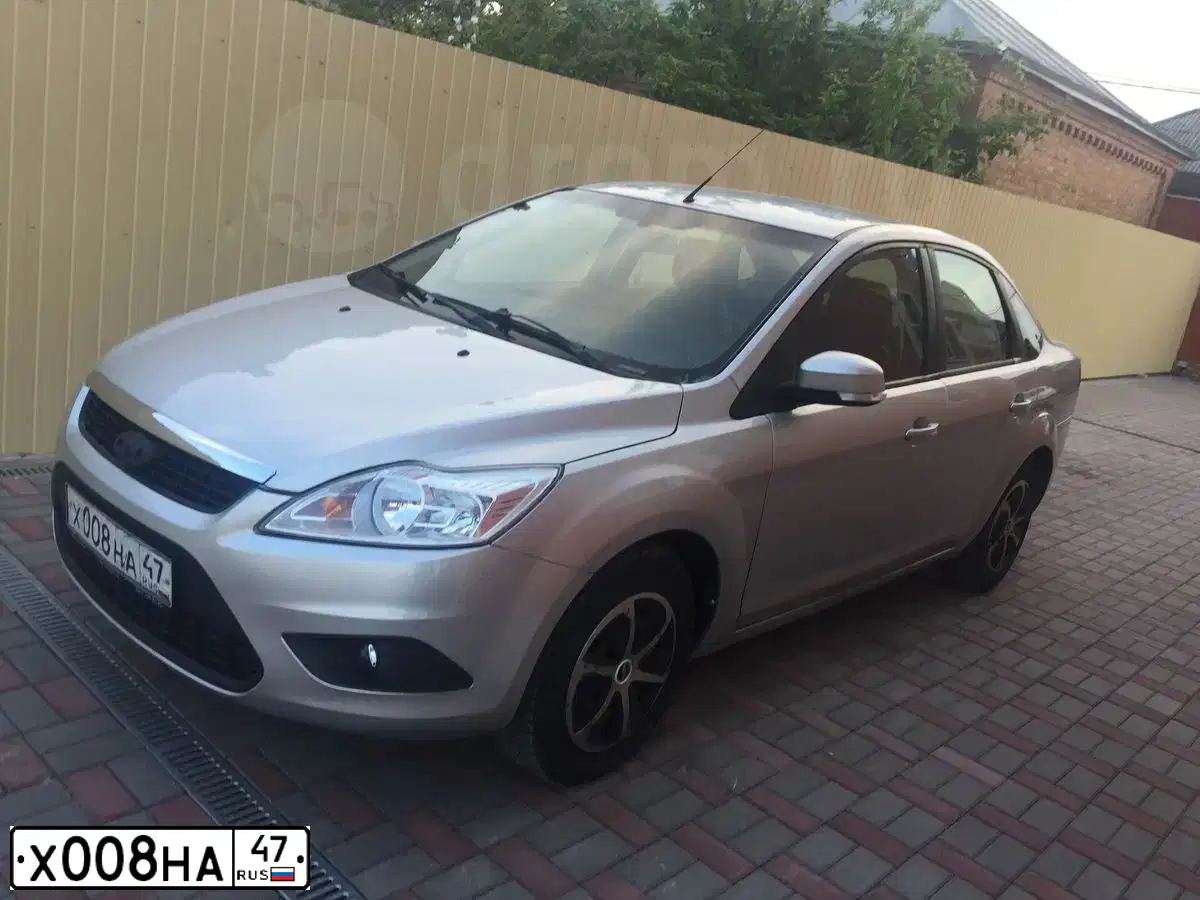Фото автомобиля FORD FOCUS, 2010 — госномер Х008НА47. Цвет: СЕРЕБРИСТЫЙ
