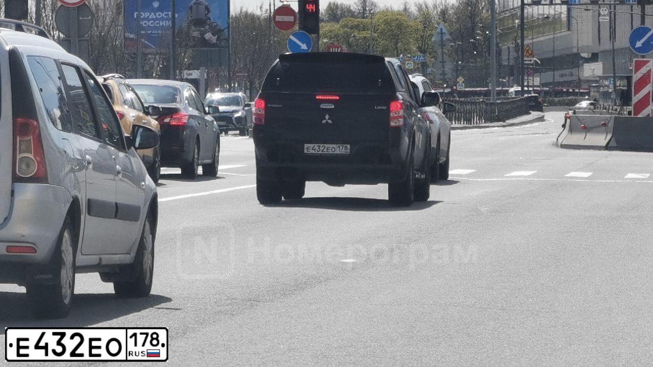 Фото автомобиля MITSUBISHI L 200, 2015 — госномер Е432ЕО178. Цвет: ЧЕРНЫЙ