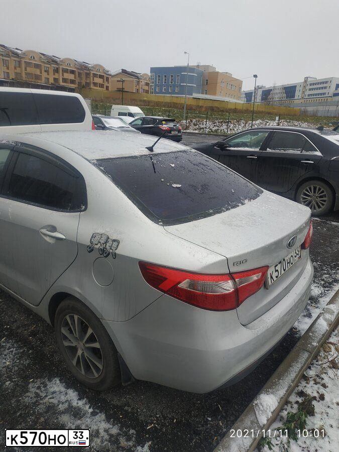 Фото автомобиля KIA RIO, 2012 — госномер Р944РВ196. Цвет: СЕРЕБРИСТЫЙ