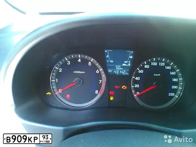 Фото автомобиля HYUNDAI SOLARIS, 2013 — госномер Е625УО126. Цвет: Серебристый