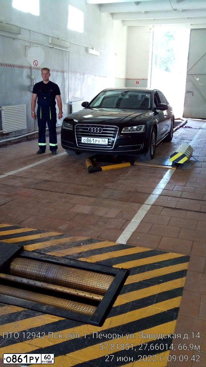 Фото автомобиля AUDI A8, 2015 — госномер Т002ОВ77. Цвет: ЧЕРНЫЙ