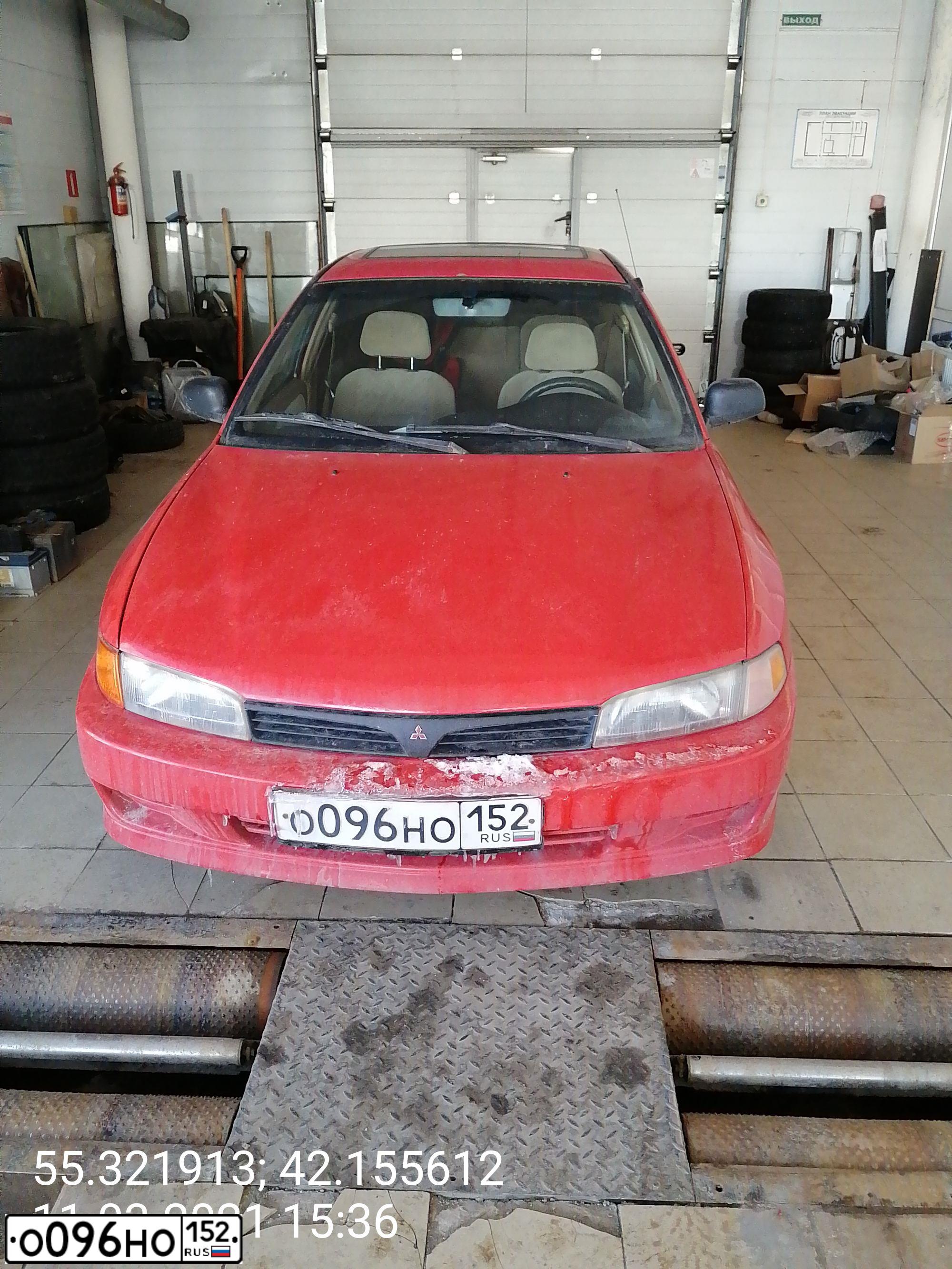 Фото автомобиля MITSUBISHI MIRAGE DINGO, 2001 — госномер О096НО152. Цвет: Красный