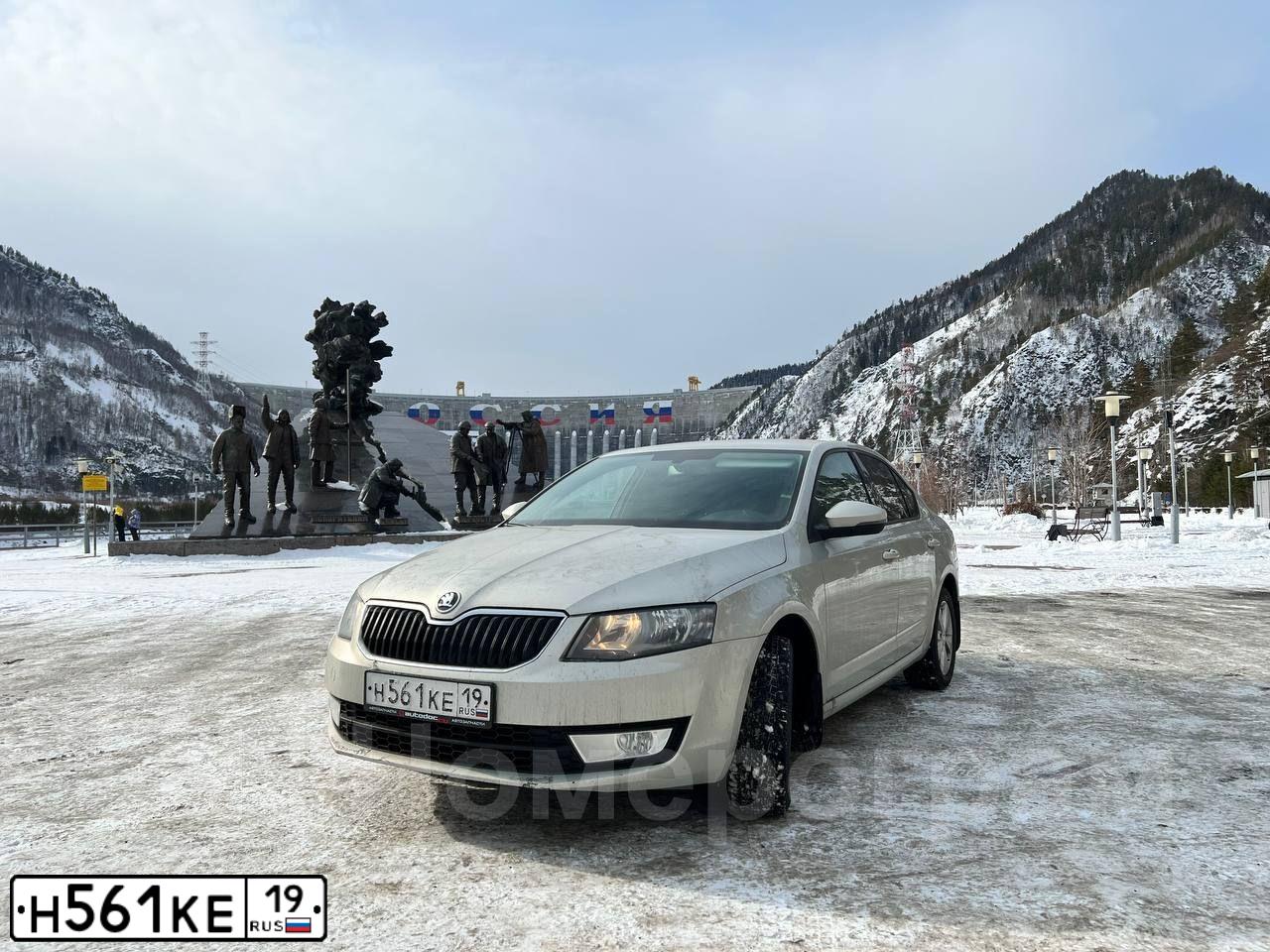 Фото автомобиля SKODA OCTAVIA, 2015 — госномер Н561КЕ19. Цвет: Серебристо-Желтый