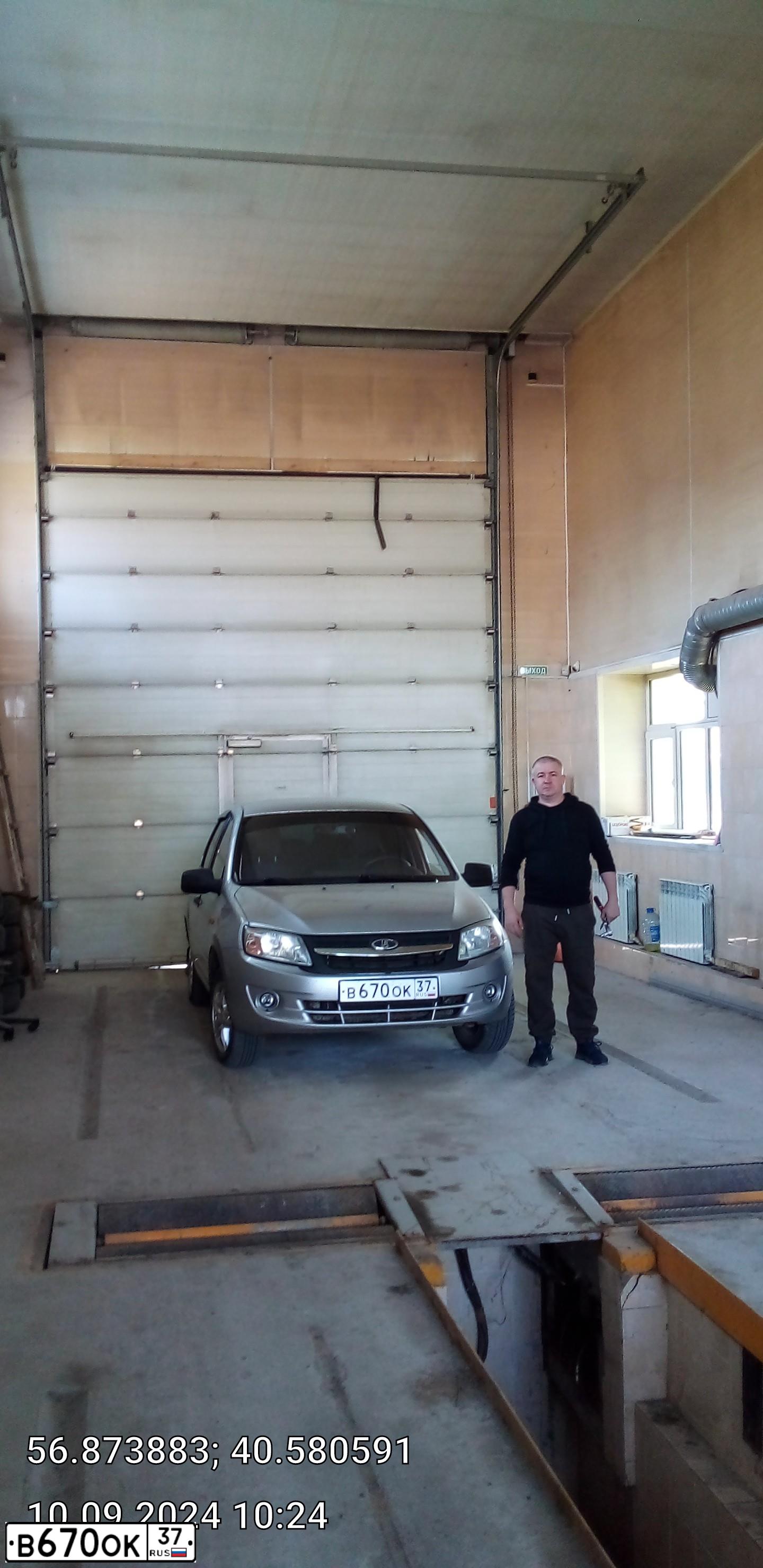 Фото автомобиля LADA 2190 GRANTA, 2012 — госномер В670ОК37. Цвет: Серебристый
