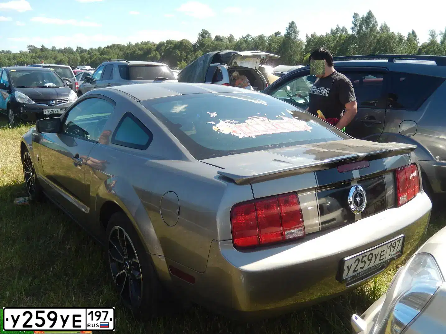 Фото автомобиля FORD MUSTANG, 2004 — госномер У259УЕ197. Цвет: БЕЖЕВЫЙ