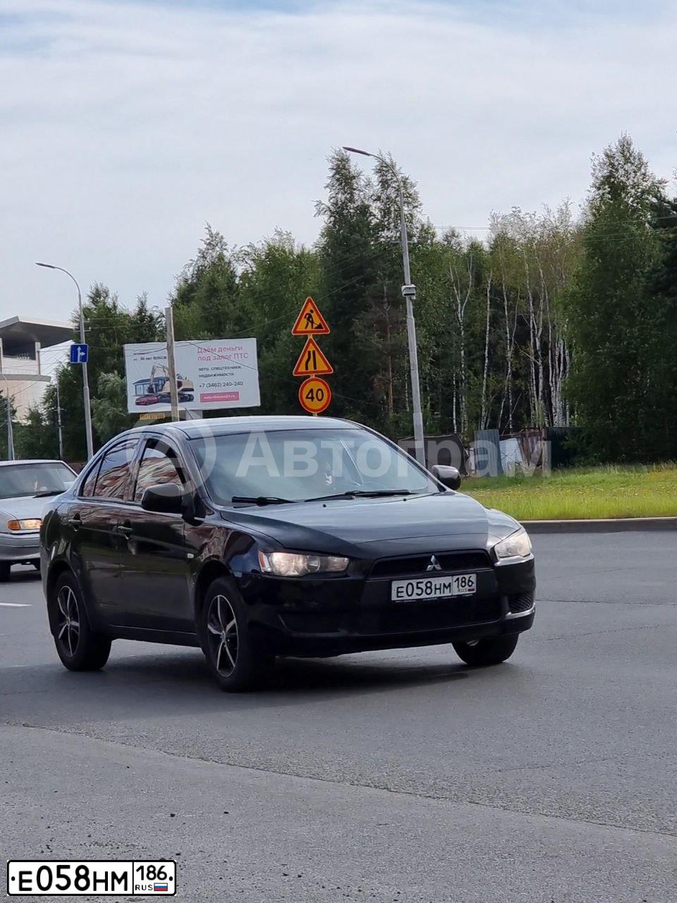 Фото автомобиля MITSUBISHI LANCER, 2008 — госномер Е058НМ186. Цвет: ЧЕРНЫЙ