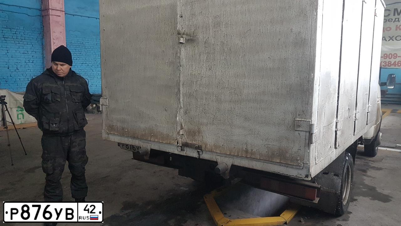 Фото автомобиля VOLKSWAGEN TRANSPORTER, 1992 — госномер Р876УВ42. Цвет: СИНИЙ