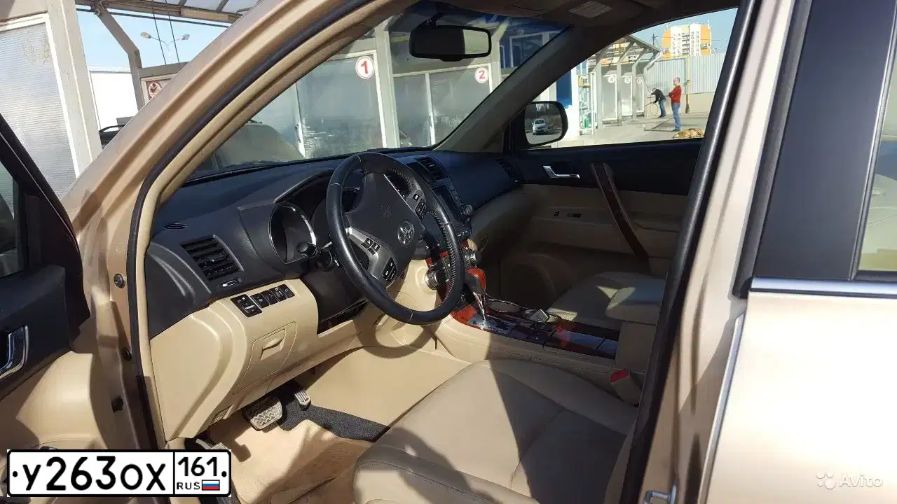 Фото автомобиля TOYOTA HIGHLANDER, 2011 — госномер Т066НН124. Цвет: БЕЖЕВЫЙ