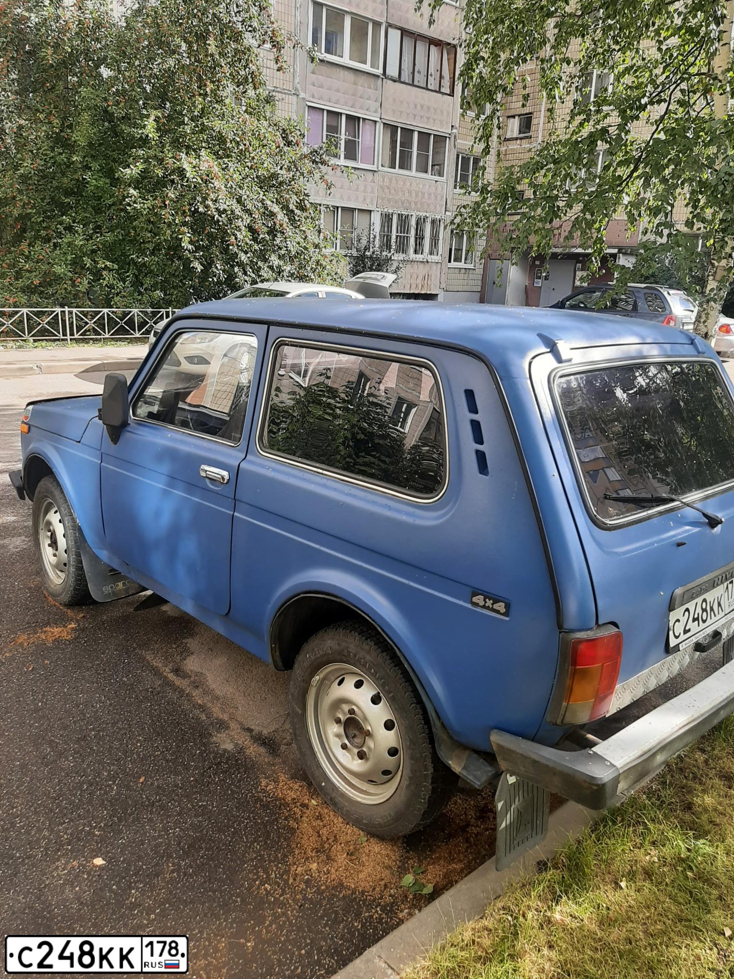 Фото автомобиля LADA 2121 NIVA, 2002 — госномер С555РУ78. Цвет: синий