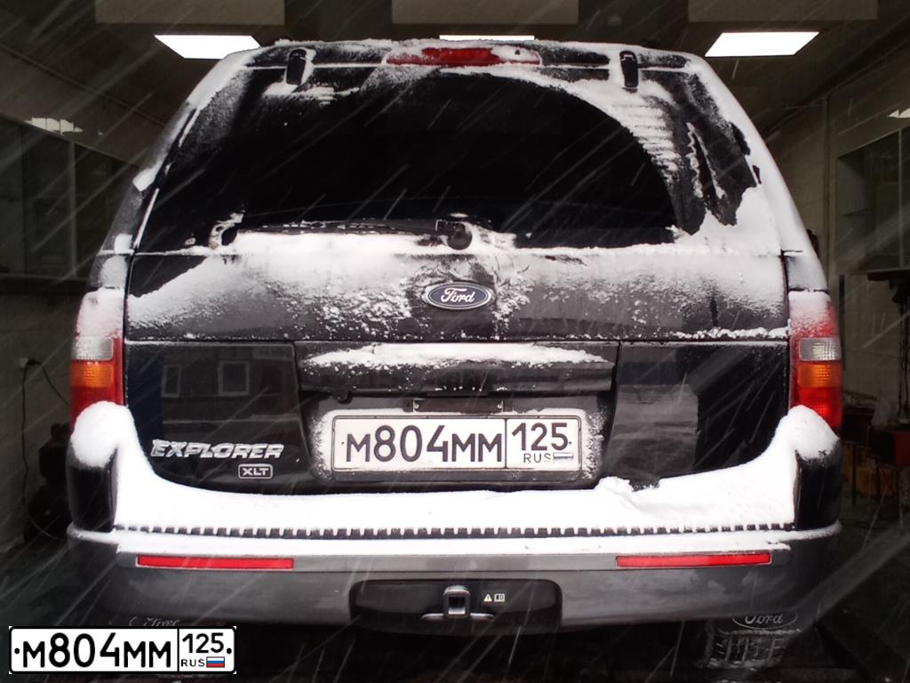 Фото автомобиля FORD EXPLORER, 2002 — госномер М804ММ125. Цвет: черный-черный-серый