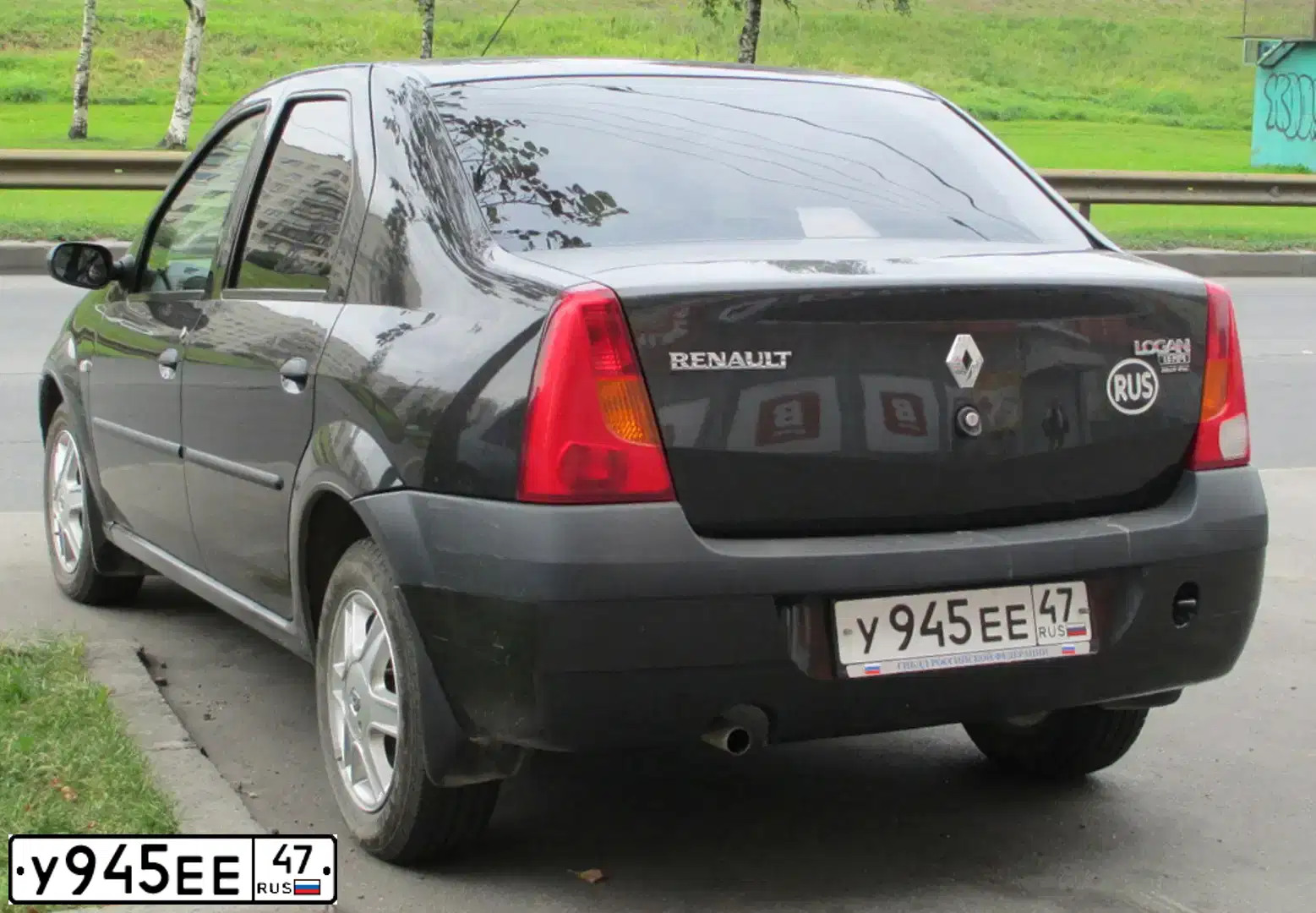 Фото автомобиля RENAULT LOGAN, 2009 — госномер У945ЕЕ47. Цвет: ЧЕРНЫЙ